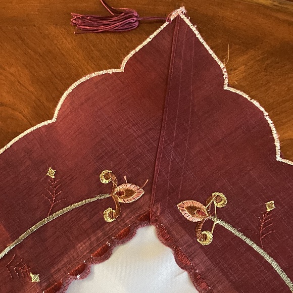 NWOT Square Shape Embroidered Table Topper with Matching Tissue Box Cover - Picture 3 of 9